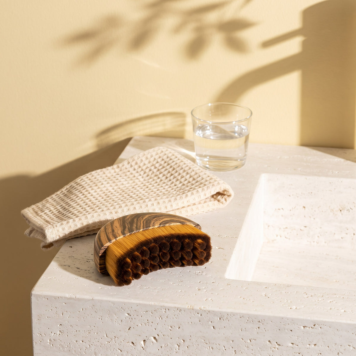 La brosse dépouf posée sur un lavabo, rituel du matin